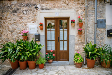 Fototapeta na wymiar Cozy and flower-decorated entryway to a traditional house in Valldemossa, Mallorca