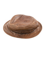 immagine primo piano di vecchio cappello da pescatore con falda in pelle marrone su sfondo trasparente