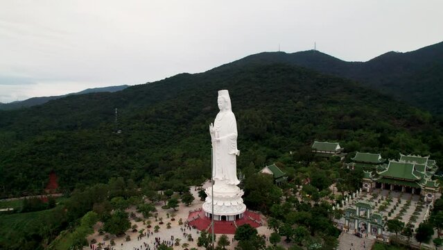 Vue aérienne de Lady Buddha immense statue blache dans la pagode (temple buddhiste) Chua Linh Ung Bai Mais Temple,  à Da Nang, au Vietnam