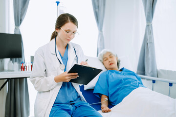 Obraz premium Woman Doctor and patient discussing something while sitting on examination bed in modern clinic or hospital . Medicine and health care concept.