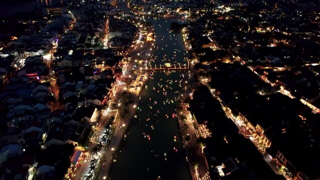 Vue a&eacute;rienne de la l'ancienne ville de Hoian au Vietnam de nuit.  On y voit les bateaux illumin&eacute;s par des lanterne sur la rivi&egrave;re. Cette ville est inscrite au patrimoine mondiale de l'Unesco.