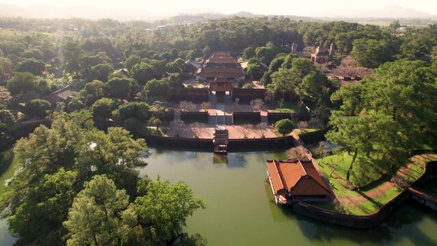 Tombe de Khai Dinh pr&egrave;s de la Cit&eacute; Imp&eacute;riale de Hue au Vietnam. Palais royal imp&eacute;rial de la dynastie Nguyen &agrave; Hue vu du ciel en 4K.
