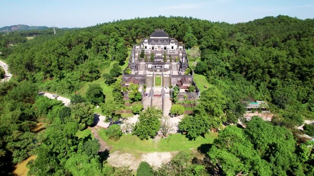 Tombe de Khai Dinh pr&egrave;s de la Cit&eacute; Imp&eacute;riale de Hue au Vietnam. Palais royal imp&eacute;rial de la dynastie Nguyen &agrave; Hue vu du ciel en 4K.