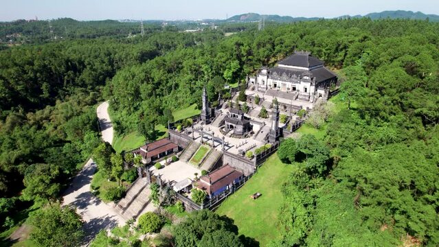 Tombe de Khai Dinh pr&egrave;s de la Cit&eacute; Imp&eacute;riale de Hue au Vietnam. Palais royal imp&eacute;rial de la dynastie Nguyen &agrave; Hue vu du ciel en 4K.