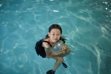 室内プールで水泳を練習する子供の女の子の様子
