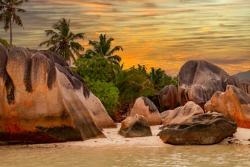 Photo sur Plexiglas Anse Source D'Agent, île de La Digue, Seychelles picturesque bright nature in Seychelles, granite stones on Anse de Source d’Argent beach, epic sunset