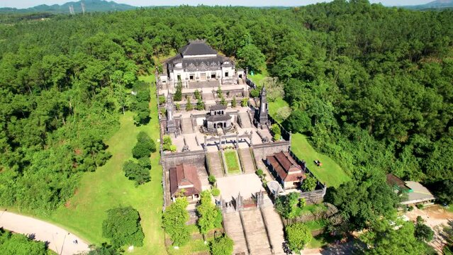 Tombe de Khai Dinh pr&egrave;s de la Cit&eacute; Imp&eacute;riale de Hue au Vietnam. Palais royal imp&eacute;rial de la dynastie Nguyen &agrave; Hue vu du ciel en 4K.