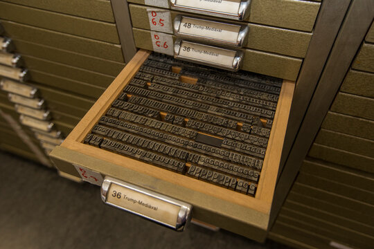 Buchstaben liegen bereit f&uuml;r den Buch- und Zeitungsdruck in M&uuml;nchen. Antike Letterpresse, Buchstabenbl&ouml;cke, Vintage Drucker, Interpunktion. Fotografin: Michaela Rehle