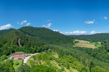 Fototapeta na wymiar Blick von der Burgruine Fleckenstein bei Lembach auf die Landschaft der Vogesen. Departement Bas-Rhin in der Region Elsass in Frankreich
