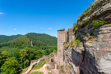 Fototapeta na wymiar Burgruine Fleckenstein bei Lembach mit Blick auf die Landschaft der Vogesen. Departement Bas-Rhin in der Region Elsass in Frankreich