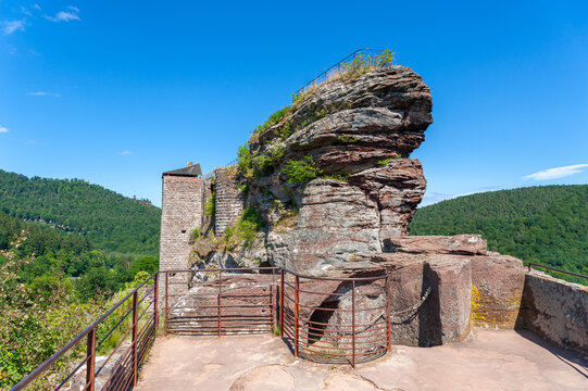 Burgruine Fleckenstein bei Lembach mit Blick auf die Landschaft der Vogesen. Departement Bas-Rhin in der Region Elsass in Frankreich
