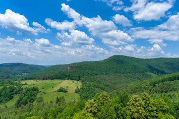 Blick von der Burgruine Fleckenstein bei Lembach auf die Landschaft der Vogesen. Departement Bas-Rhin in der Region Elsass in Frankreich