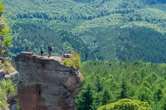 Aussichtsplateau der Burgruine Fleckenstein bei Lembach mit Blick auf die Landschaft der Vogesen. Departement Bas-Rhin in der Region Elsass in Frankreich
