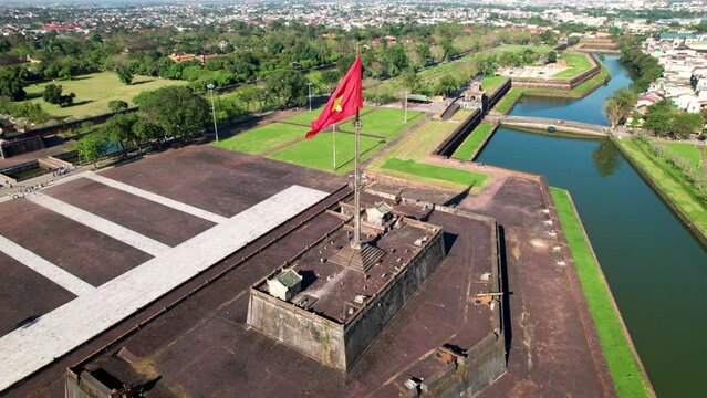 Vue a&eacute;rienne de la cit&eacute; imp&eacute;riale des Nguyen, Hue, Vietnam. La ville fortifi&eacute;e et le palais royal ainsi que les nombreux b&acirc;timents religieux, lacs et remparts. et le drapeau vietnamien flotte au vent
