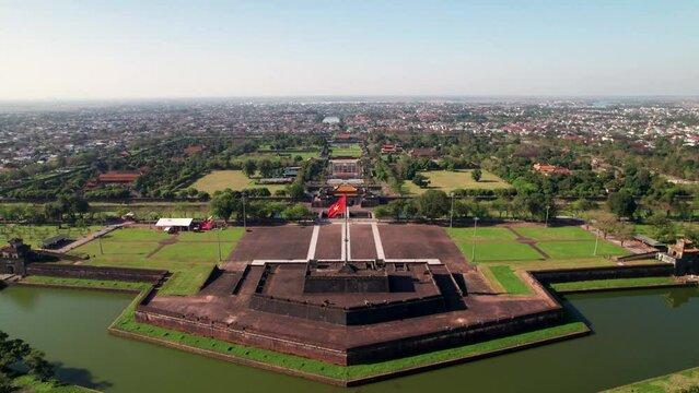 Vue a&eacute;rienne de la cit&eacute; imp&eacute;riale des Nguyen, Hue, Vietnam. La ville fortifi&eacute;e et le palais royal ainsi que les nombreux b&acirc;timents religieux, lacs et remparts. et le drapeau vietnamien flotte au vent