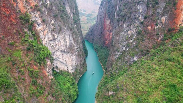 Vue a&eacute;rienne de la rivi&egrave;re de Nho Quế dans la province de Ha Giang au nord du Vietnam - Vid&eacute;o en drone des hautes falaises, de la rivi&egrave;re bleue turquoise, des hautes montagnes.