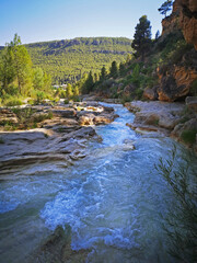 Río Cabriel bajando por las rocas hacia Enguídanos.
