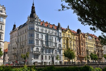 Fototapeta na wymiar Vista su viale Praga