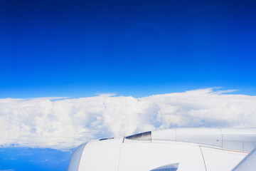 Fototapeta na wymiar 飛行機から見える空と海