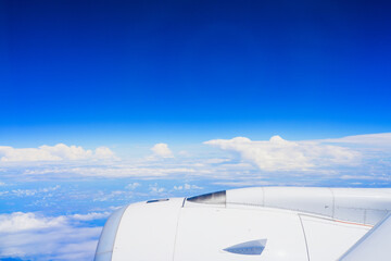 Fototapeta na wymiar 飛行機から見える空と海