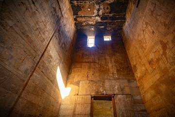 El templo de Edfu es un templo egipcio antiguo situado en Cisjordania del Nilo. - obrazy, fototapety, plakaty