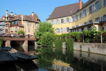 Fototapeta na wymiar old buildings and lauch river in colmar in alsace (france)