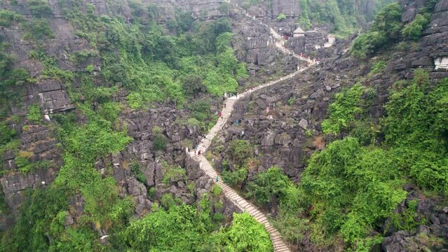 Vue a&eacute;rienne de Hang Mua &agrave; Ninh Binh au Vietnam, paysage karstique avec grotte, escalier et pagode sur la montagne du dragon couch&eacute;, culture et nature dans la baie d&rsquo;Halong terrestre.
