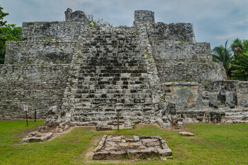 Fototapeta na wymiar A temple in the El Meco Mayan Archaeological site near Cancún