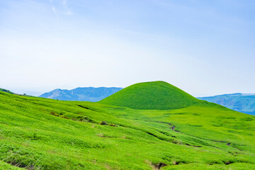 Obraz premium 阿蘇の絶景 新緑に輝く米塚