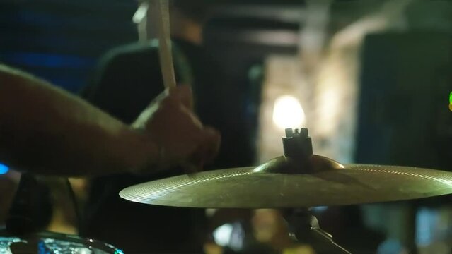 Persona tocando la bater&iacute;a en un concierto en una banda de rock