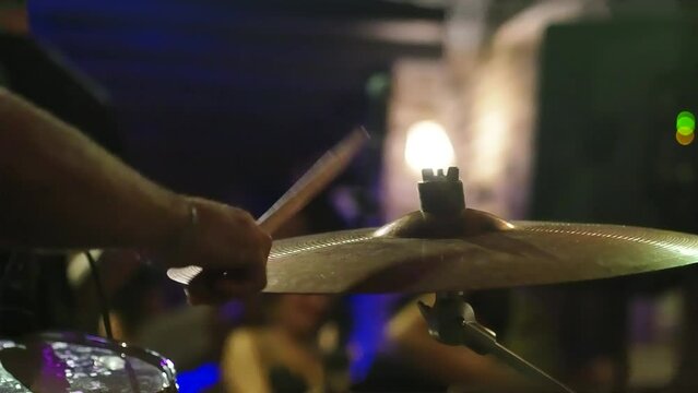 Persona tocando la bater&iacute;a en un concierto en una banda de rock