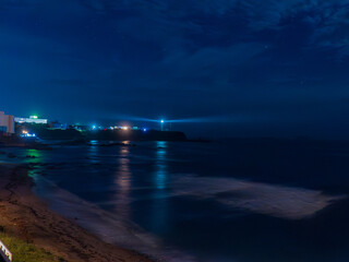 夜の海と灯台