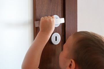 the child opens / closes the door, the child's skills