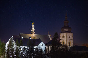 Centrum Starego Sącza nocą. Kościół nocą. - obrazy, fototapety, plakaty