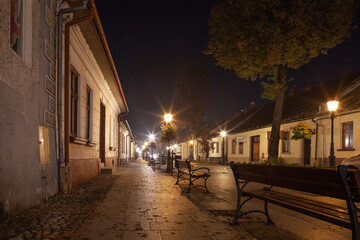 Centrum Starego Sącza nocą. Oświetlona uliczka. 
