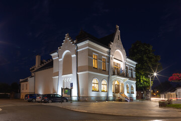 Fototapeta na wymiar Letni wieczór w Starym Sączu. Oświetlony budynek miasta.
