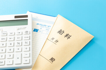 Obraz premium 給料と電卓とタイムカード 