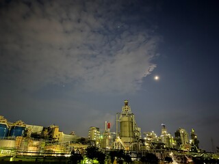 月明かりに映える夜の工場
