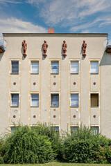 Mit Statuen verzierte Schmuckfassade einer Wohnanlage in Berlin-Zehlendorf