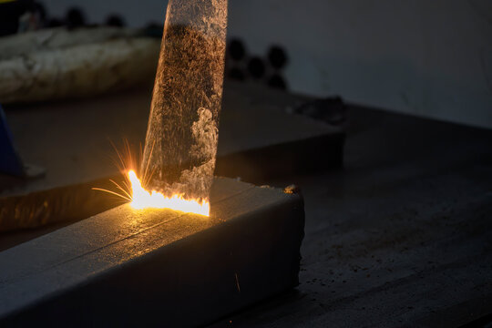 High technology dust removal the steel square pipe cleaning process by laser.