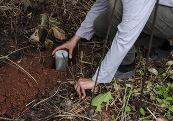 Naklejka premium Close up land surveyor putting land mark on the ground