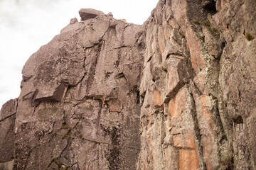 paredón de rocas en la montaña
