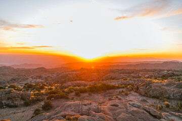 Naklejka premium atardecer en las montañas