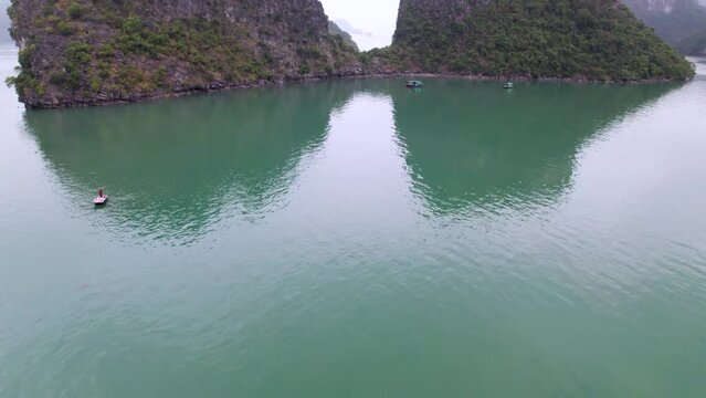 Vue a&eacute;rienne panoramique de la baie d&rsquo;Halong au Vietnam au milieu de la brume, site du patrimoine mondial de l&rsquo;UNESCO, croisi&egrave;re en jonque traditionnelle dans le golfe du Tonkin, Asie du Sud-Est.
