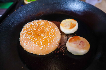 The process of cooking burgers with sesame buns by melting butter makes it even more delicious. Delicious and cheap homemade burgers