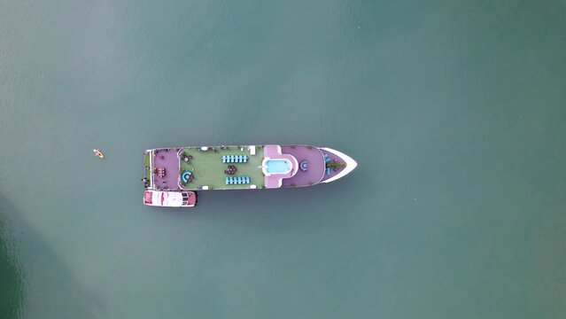 Vue a&eacute;rienne panoramique de la baie d&rsquo;Halong au Vietnam au milieu de la brume, site du patrimoine mondial de l&rsquo;UNESCO, croisi&egrave;re en jonque traditionnelle dans le golfe du Tonkin, Asie du Sud-Est.