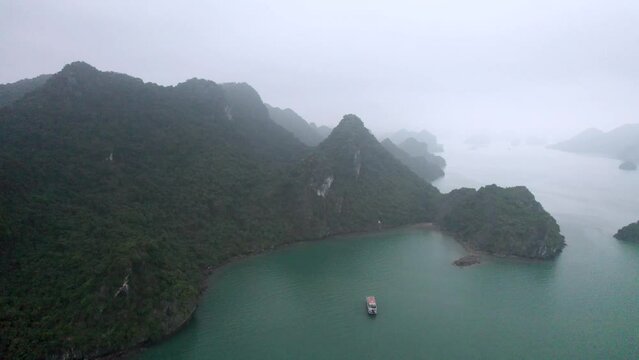 Vue a&eacute;rienne panoramique de la baie d&rsquo;Halong au Vietnam au milieu de la brume, site du patrimoine mondial de l&rsquo;UNESCO, croisi&egrave;re en jonque traditionnelle dans le golfe du Tonkin, Asie du Sud-Est.