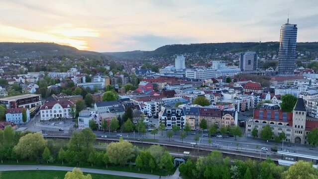 Luftaufnahme der historischen Altstadt von Jena bei Sonnenuntergang in Thüringen, Deutschland