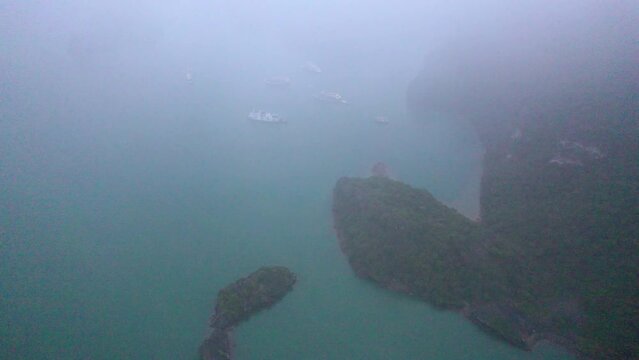 Vue a&eacute;rienne panoramique de la baie d&rsquo;Halong au Vietnam au milieu de la brume, site du patrimoine mondial de l&rsquo;UNESCO, croisi&egrave;re en jonque traditionnelle dans le golfe du Tonkin, Asie du Sud-Est.