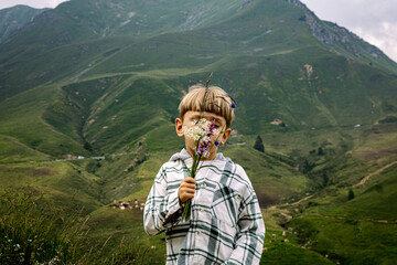 montagna, fiori, passeggiata in montagna, bambino, vacanza, estate, verde,  - obrazy, fototapety, plakaty